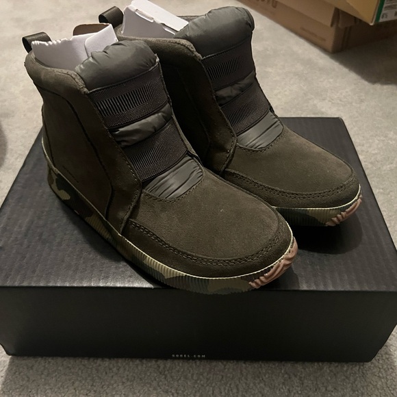 Sorel Olive and Chocolate Boots - Picture 3 of 3